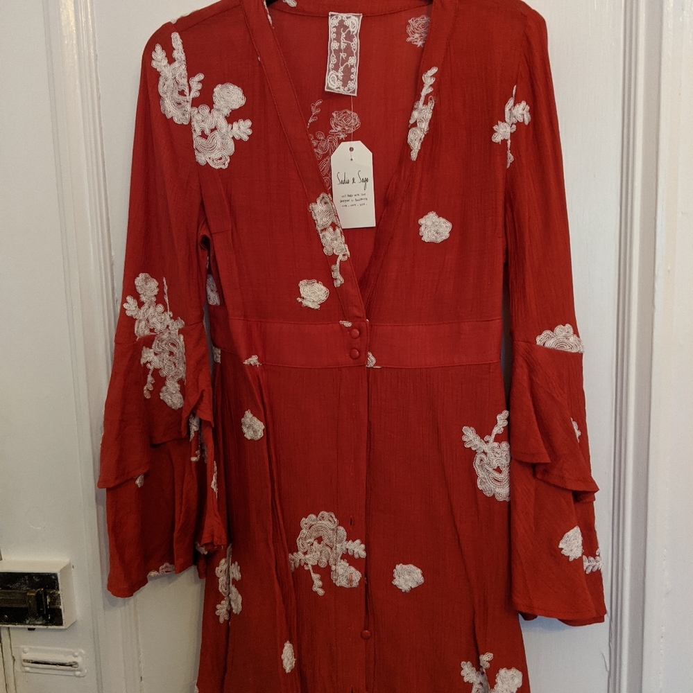 Nbw!Red bell sleeved dress with white embroidering